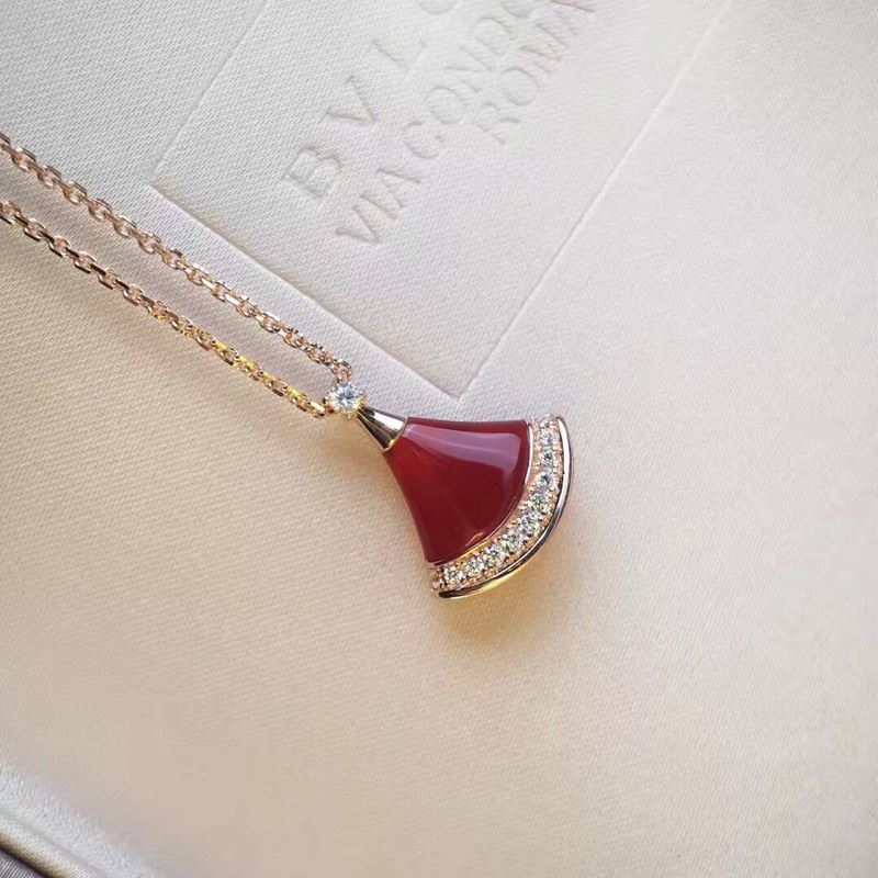 Bo*te*ga venenta necklaces
